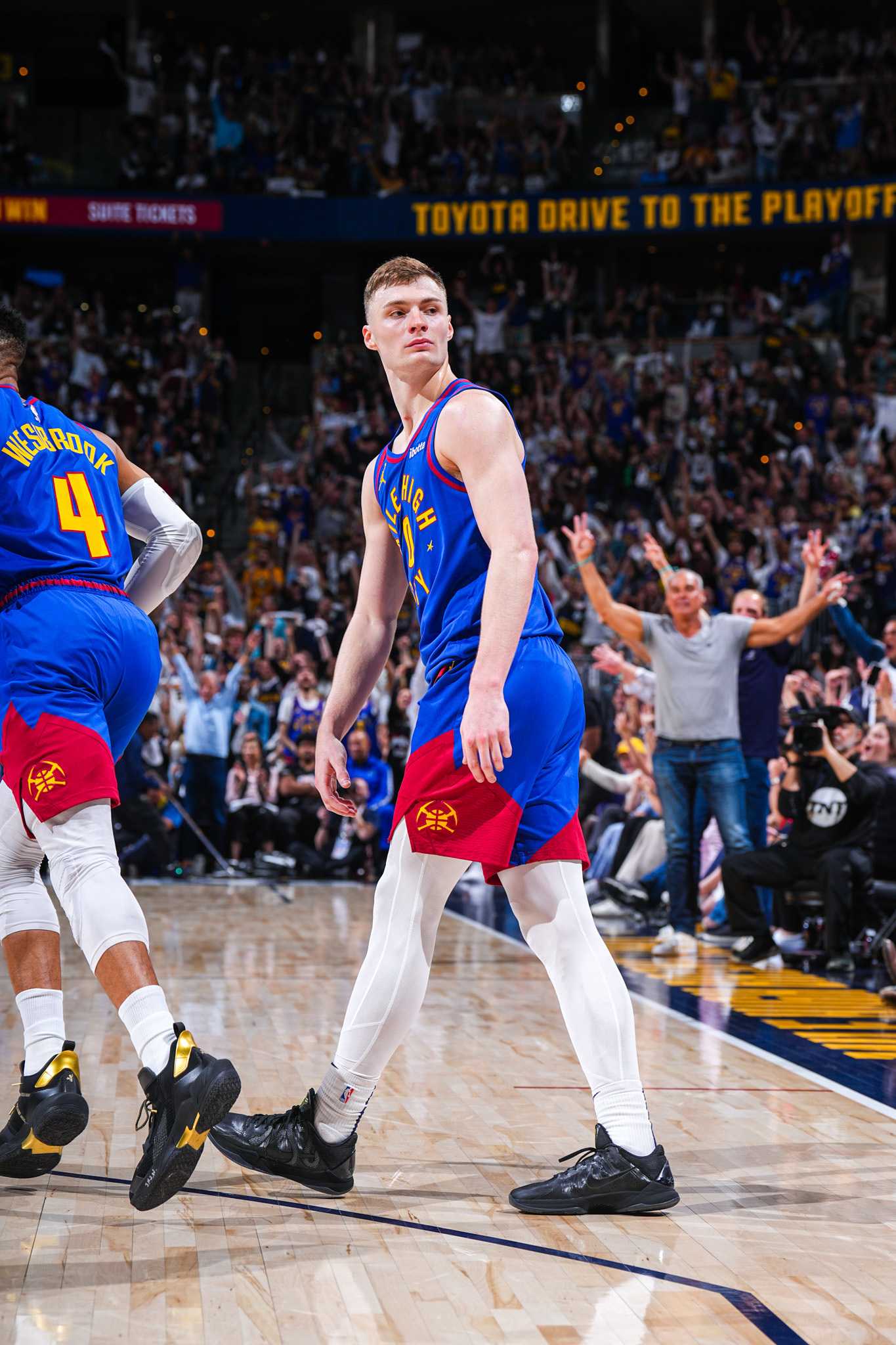 快船战胜掘金,继续领先西部 快船战胜掘金,继续领先西部