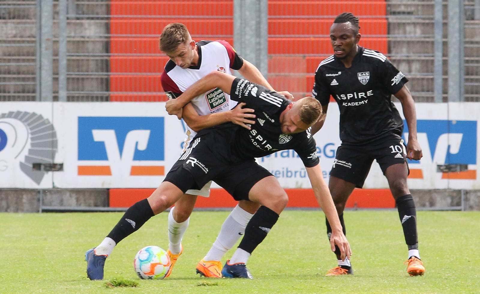 关于汉诺威96战平法兰克福，积分榜上位置依旧相近的信息