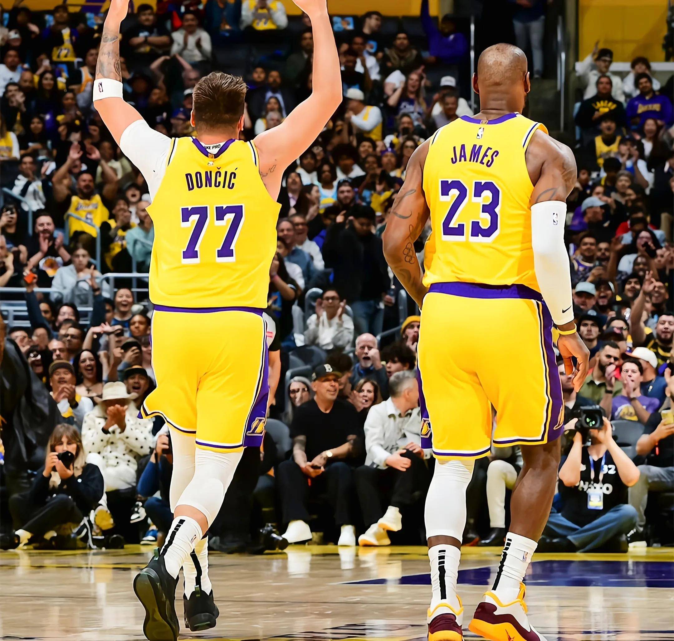 NBA季后赛进行中，火箭击败湖人取得两连胜