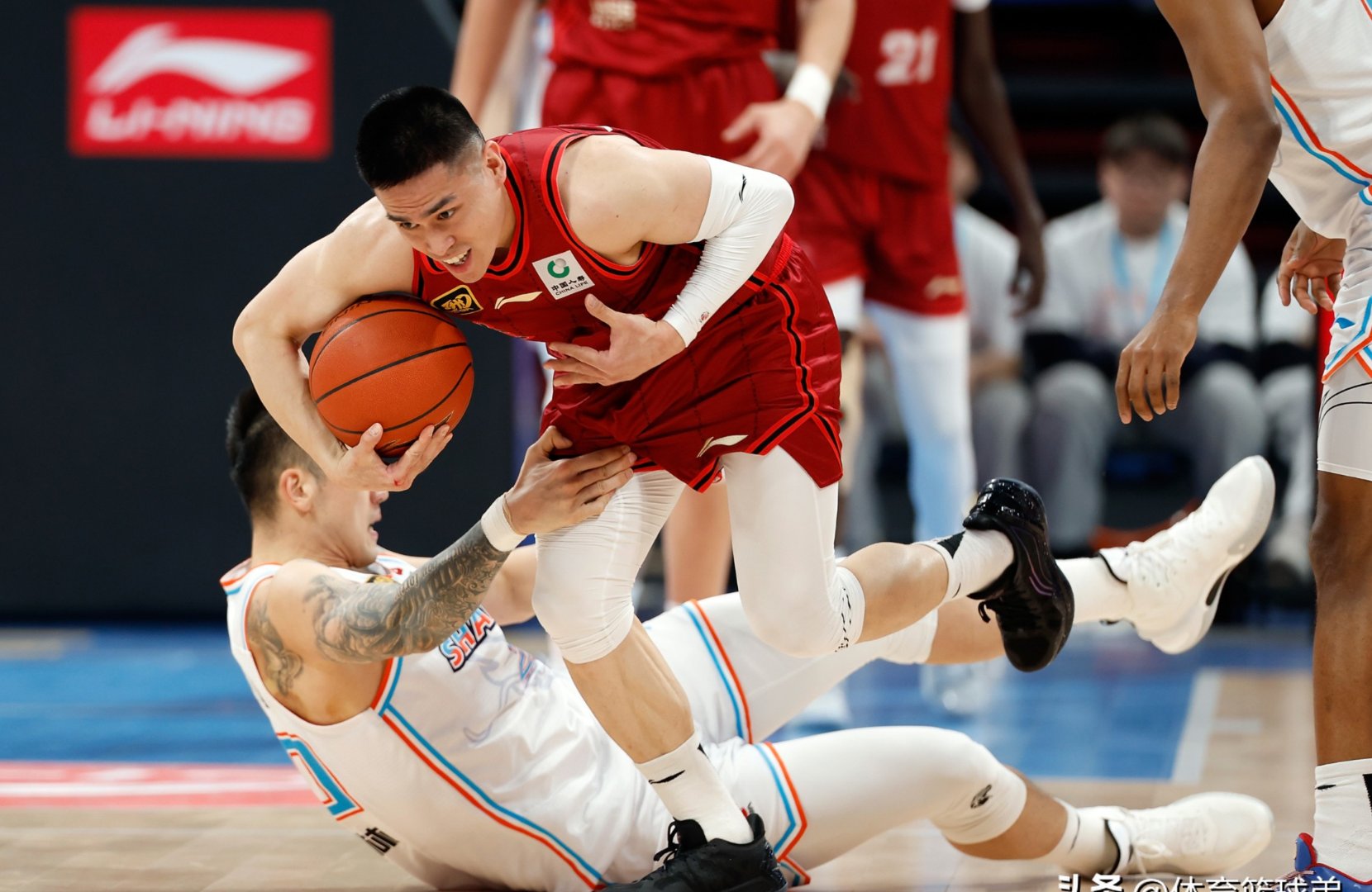 紧张对决！球员们全力以赴拼搏，取得胜利